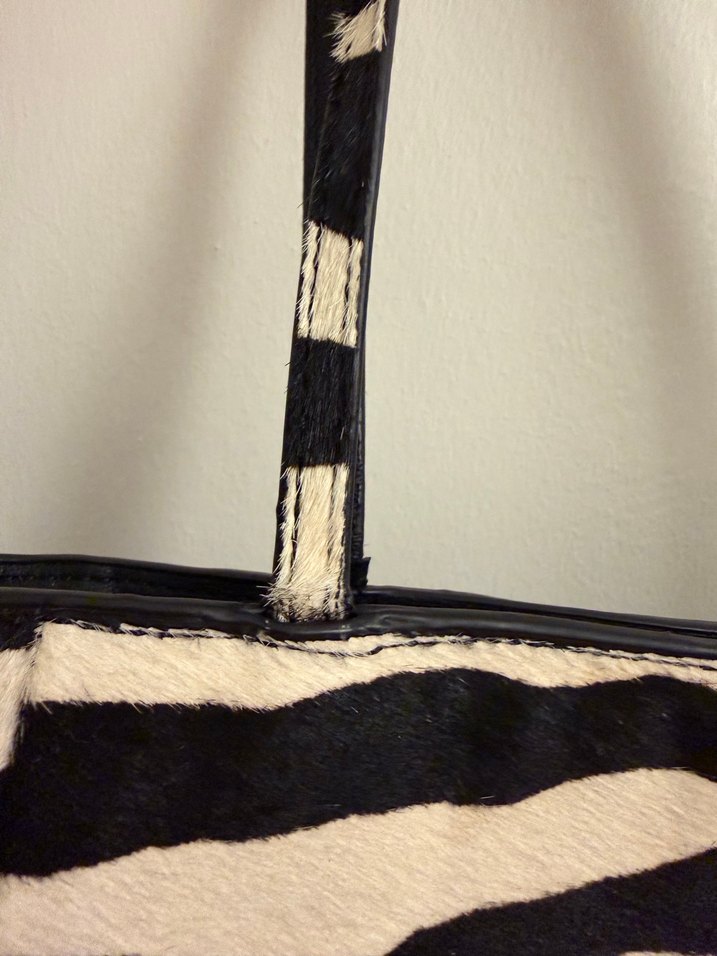 Kürk Detaylı Zebra Desenli Kadın Deri Çanta - Görsel 4