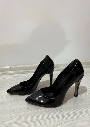 Siyah Parlak Stiletto Kadın Topuklu Ayakkabı - Görsel 3