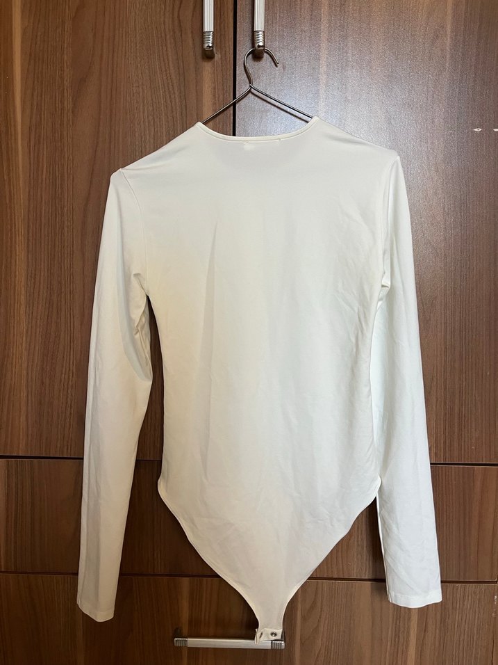 Stradivarius Beyaz uzun Kollu çıtçıtlı body - Görsel 3