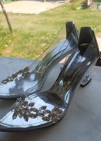 Diger Beyaz Parlak Stiletto Taşlı Kadın Ayakkabı