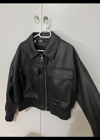 Zara Siyah Deri Fermuarlı Kısa Ceket