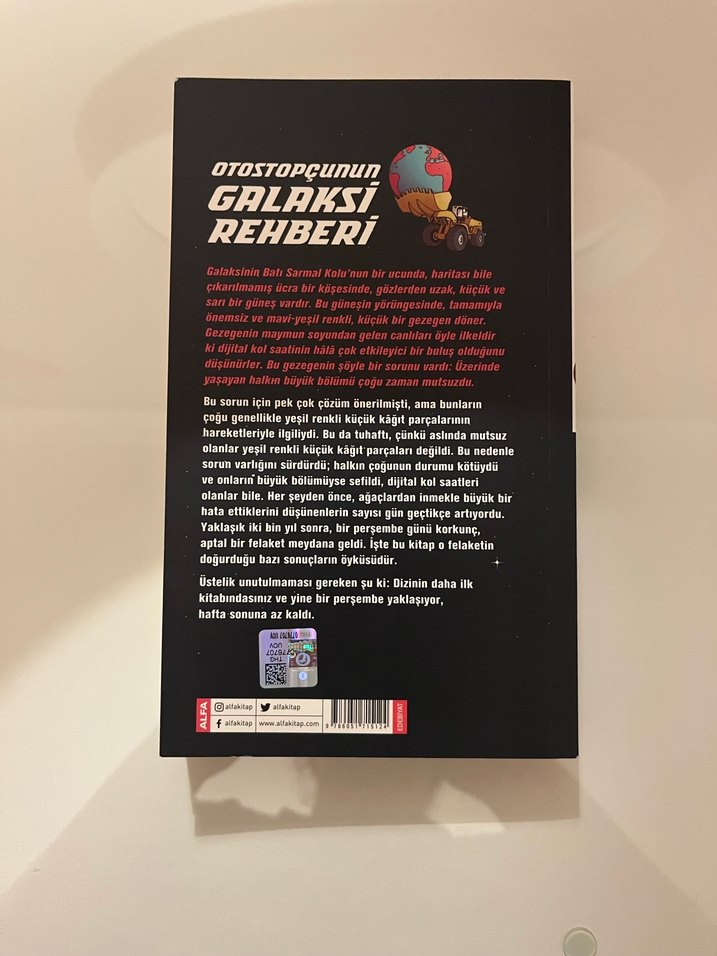 Otostopçunun Galaksi Rehberi - Douglas Adams - Görsel 2