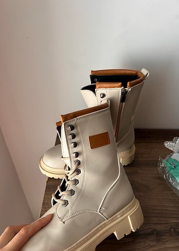 Zara Bej Deri Topuklu Fermuarlı Kadın Bot