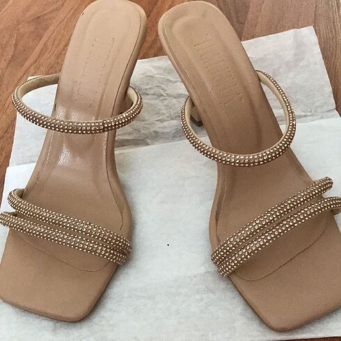 36 Beden Krem rengi taşlı topuklu sandalet