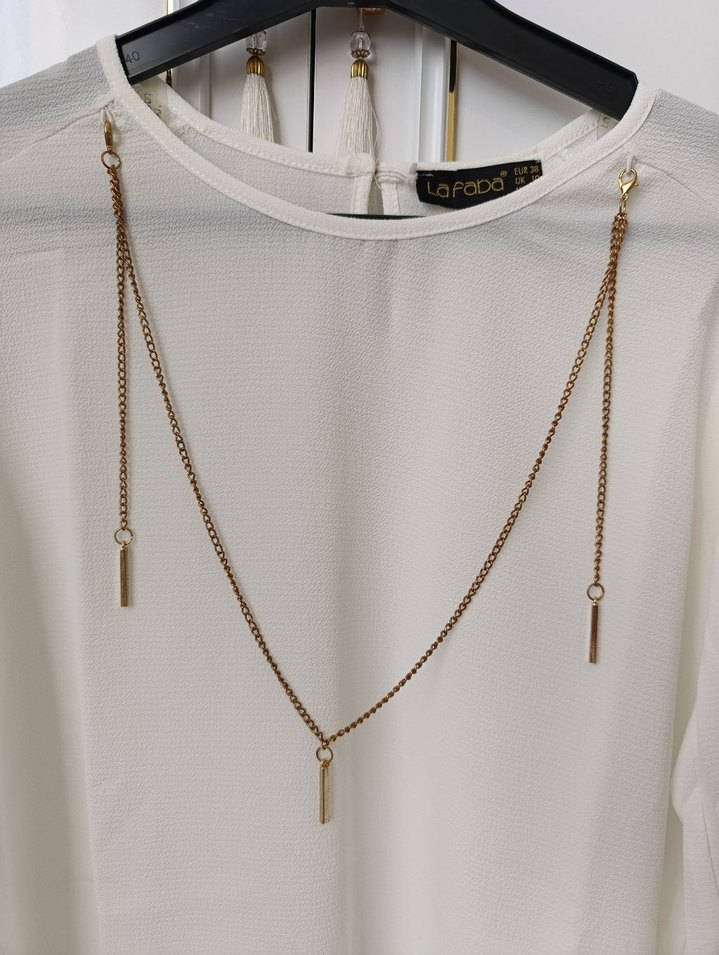 Zincir Detaylı Beyaz Kadın Bluz - Görsel 2