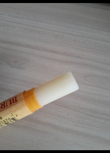  Beden Renk Burt's bees vanilla lip balm