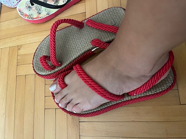 Elle Elle kırmızı hasır sandalet