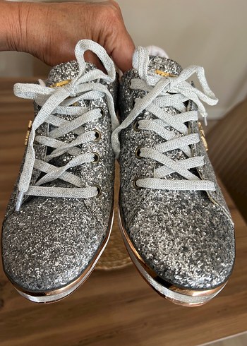 Louis Vuitton Parlak Gumus Sneaker Siklik Ve Rahatlik Bir Arada Louis Voitton