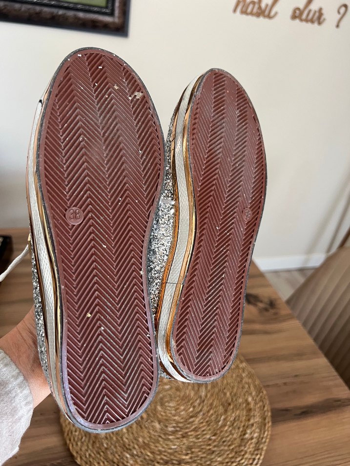 Parlak Gümüş Sneaker,Şıklık ve Rahatlık Bir Arada /Louis Voitton — görsel 9/12