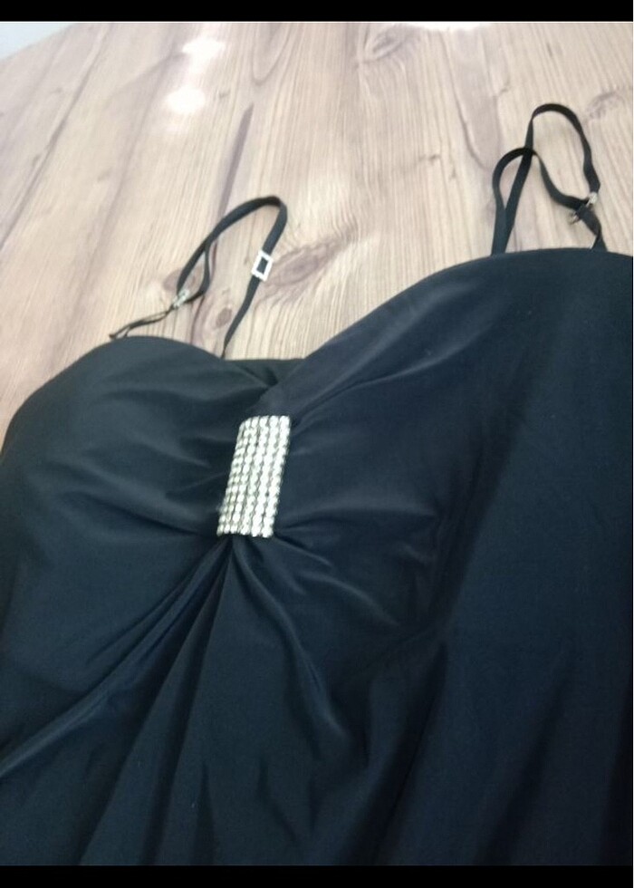 Gece elbisesi muhteşem bir kumaş ve dökümlü duruyor - Görsel 2