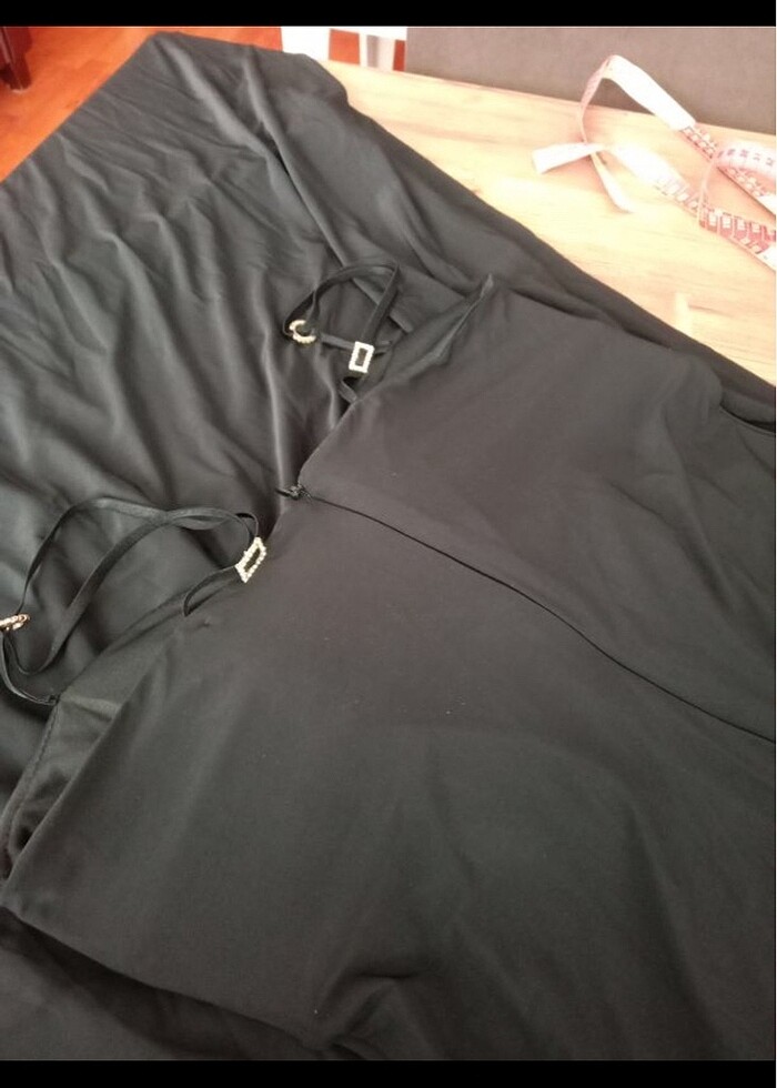 Gece elbisesi muhteşem bir kumaş ve dökümlü duruyor - Görsel 4