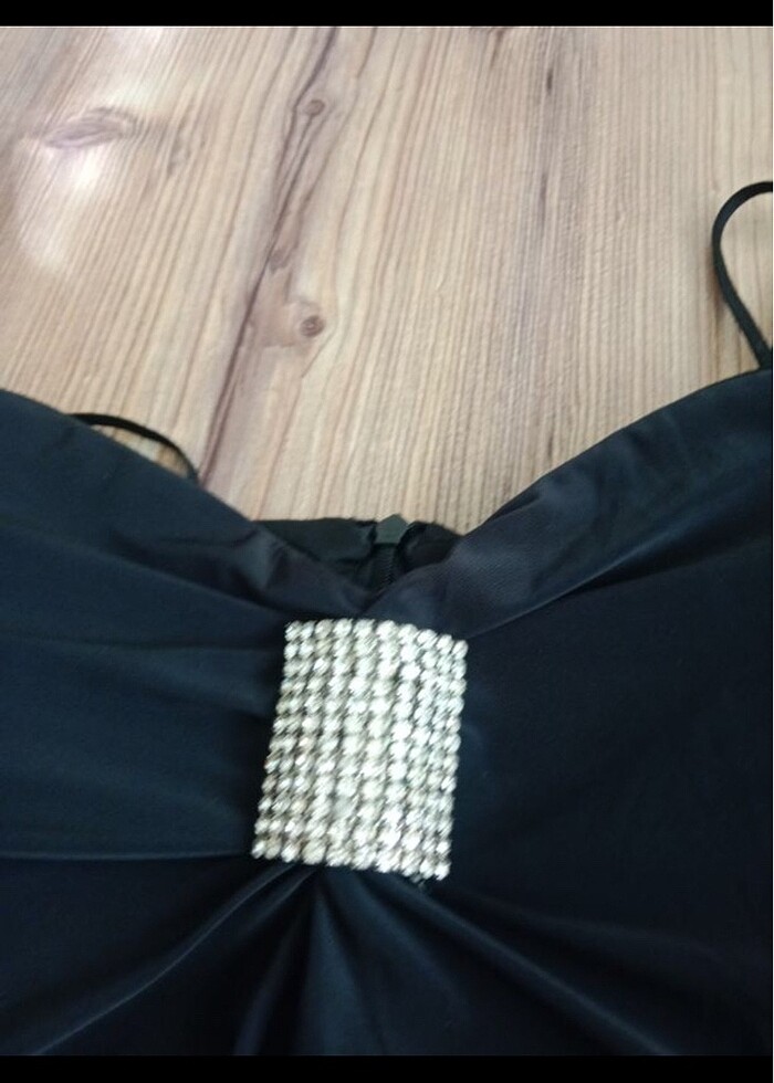 Gece elbisesi muhteşem bir kumaş ve dökümlü duruyor - Görsel 3