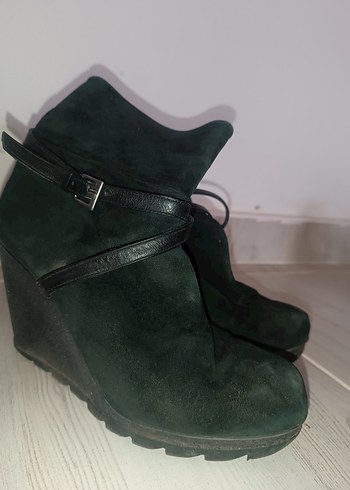 Gri Süet Dolgu Topuklu Tokalı Kadın Bot - Görsel 3