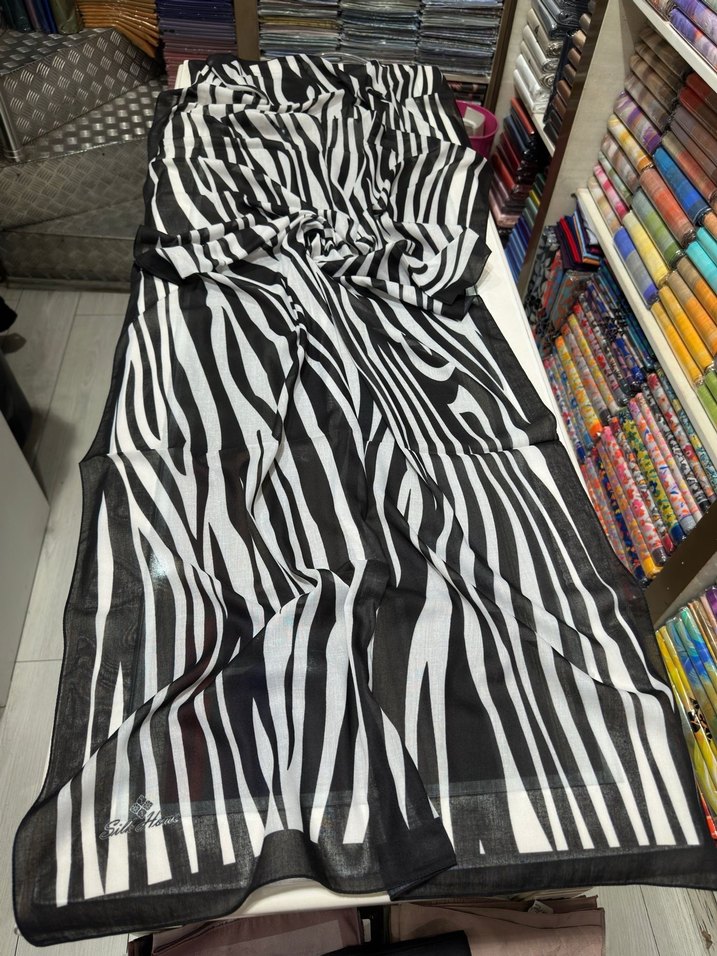 Kadın Siyah Pilili Gotik Şal - Görsel 3