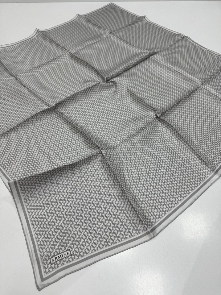 Armine Twill İpek eşarp küçük geometrik desen spor model - Görsel 4