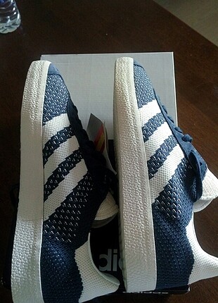 Orijinal adidas fiyat etiketi üzerinde.