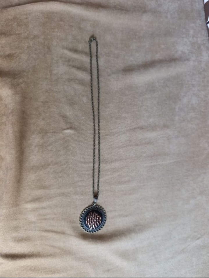 Kahverengi İşlemeli Mini Zincirli Kolye - Görsel 2