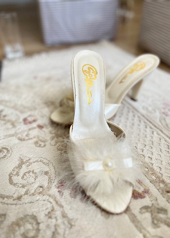 Diger Beyaz Saten Tüylü Kadın Terlik - Görsel 2