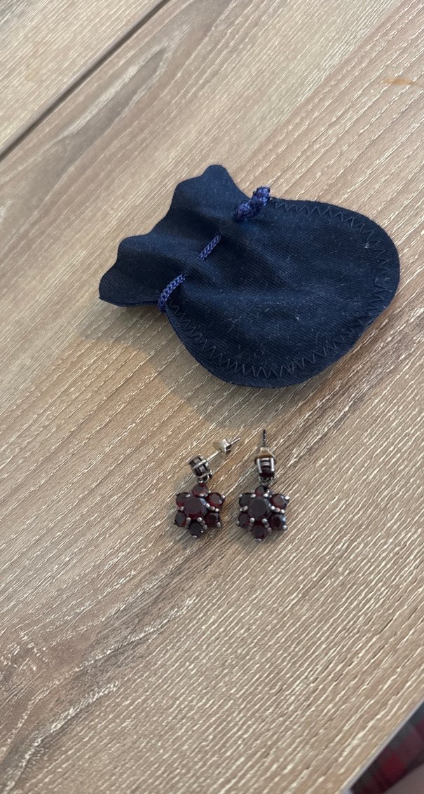 Gümüş Bordo Boncuk İşlemeli Mini Küpe - Görsel 2