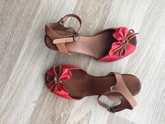 37 Beden kırmızı Renk Bueno deri sandalet