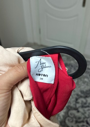 Bej Kolsuz Yüksek Yakalı Saten Bluz - Görsel 3