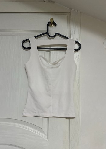 Beyaz V Yakalı Kadın Atlet - Görsel 2