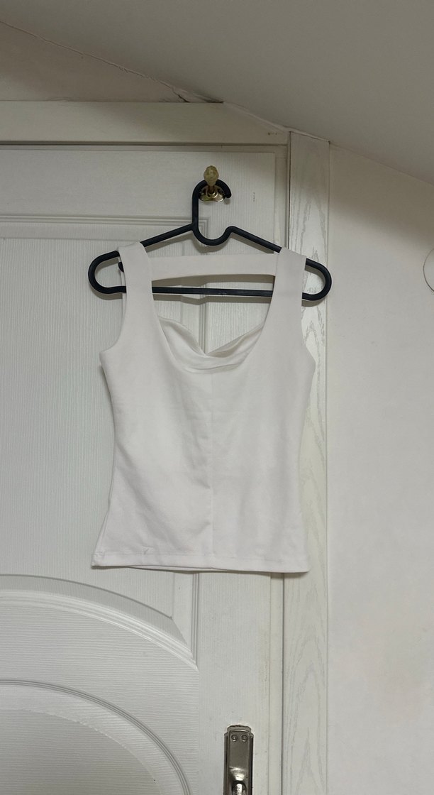 Beyaz V Yakalı Kadın Atlet - Görsel 2