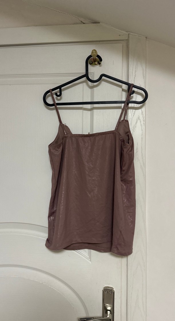 Simli Görünümlü Parlak Pembe Askılı Bluz - Görsel 2