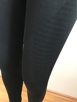 Yüksek bel sporcu taytı fit gösterir