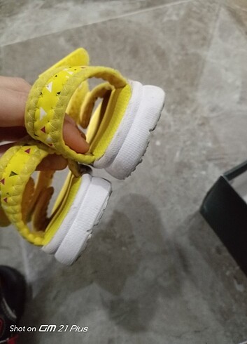 23 Beden sarı Renk Vicco sandalet 