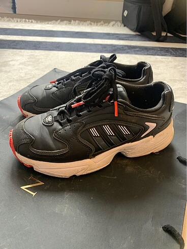 36,5 Beden siyah Renk Adidas bayan ayakkabı