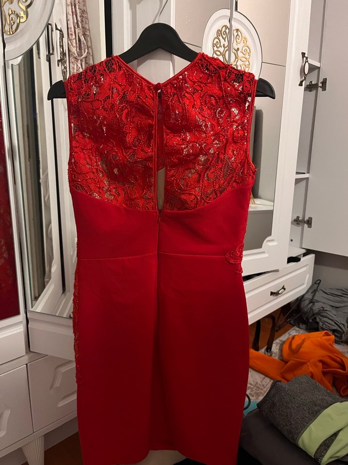 Kırmızı Dantel Detaylı Midi Elbise - Görsel 2