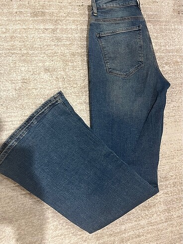 İspanyol paça kot pantalon ve mavi elbise