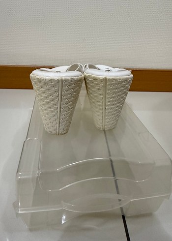 Beyaz Tokalı Dolgu Topuk Kadın Sandalet - Görsel 2