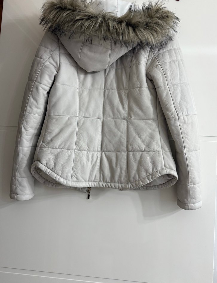 Gri Deri Fermuarlı Kadın - Görsel 3