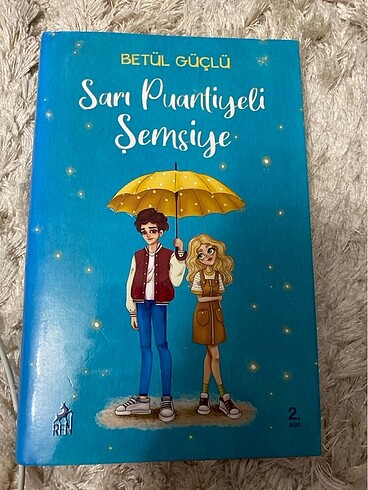 Betül Güçlü sarı puantiyeli şemsiye