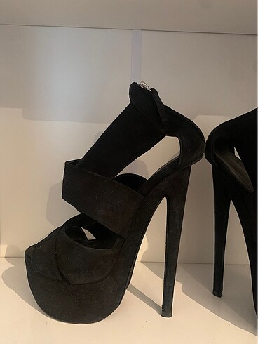 36,5 Beden Giuseppe Zanotti
