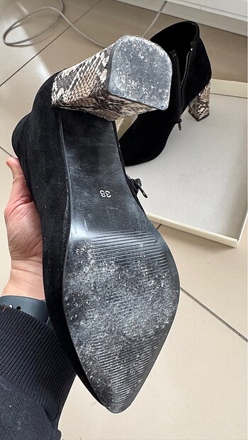 38 Beden siyah Renk Topuk Detaylı Bot