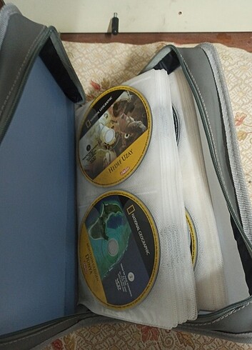 CD çantası ve 100 adet kadar belgesel CD