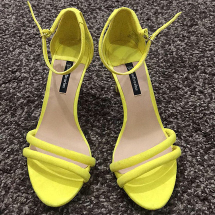 36 Beden Sarı topuklu sandalet