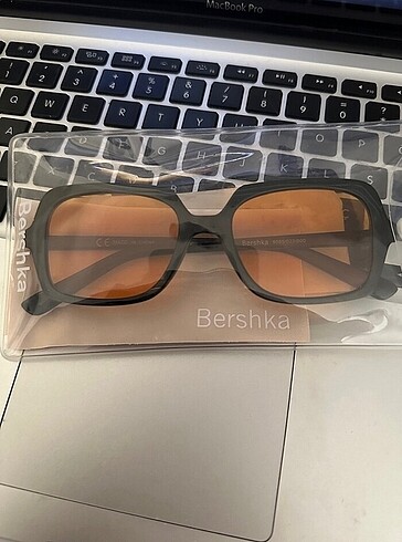  Beden Bershka Gözlük