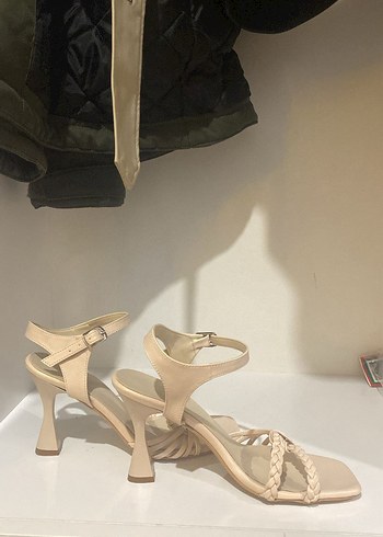Diğer Bej Topuklu Sandaletler Örgülü Detaylı