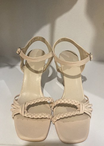 Bej Topuklu Sandaletler Örgülü Detaylı