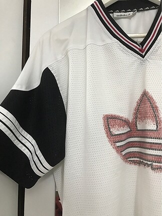 Adidas basketbol üstü