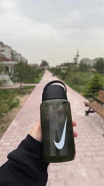 Nike su şisesi