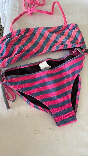 Çizgili bikini