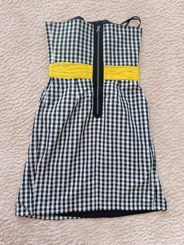 Siyah-Beyaz Kareli Straplez Elbise  Sarı Kemer Detaylı - Görsel 3