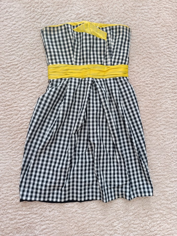 Siyah-Beyaz Kareli Straplez Elbise  Sarı Kemer Detaylı - Görsel 2