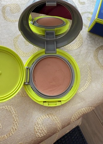 Shiseido Pudra - Haki Gri Kapaklı - Görsel 2