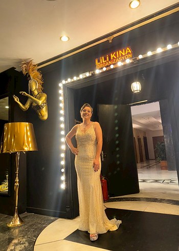 Dantel Detaylı Altın Rengi Uzun Abiye Elbise - Görsel 2